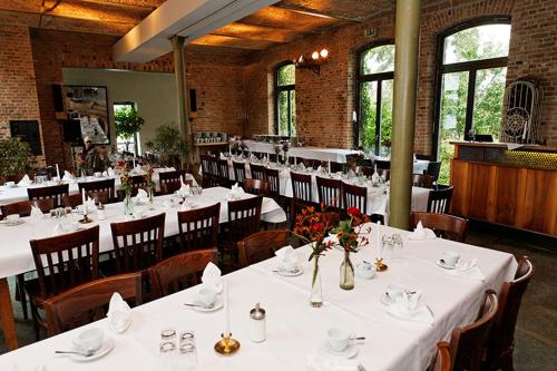 柏林森米纳 - 弗拉斯巴德加藤斯特拉斯旅馆的一间设有白色桌椅的用餐室