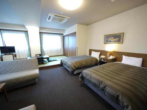 高山格兰蒂亚喜达塔卡亚玛路线酒店的酒店客房,设有两张床和一张沙发