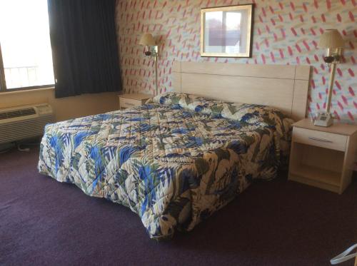 麦克思里夫特莫特尔宾馆客房内的一张或多张床位