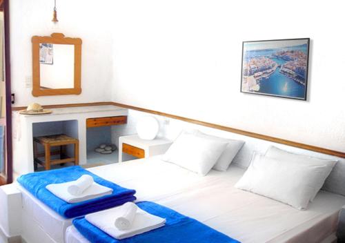 阿基欧斯尼古拉斯曼特拉吉酒店式公寓的卧室配有白色床和毛巾