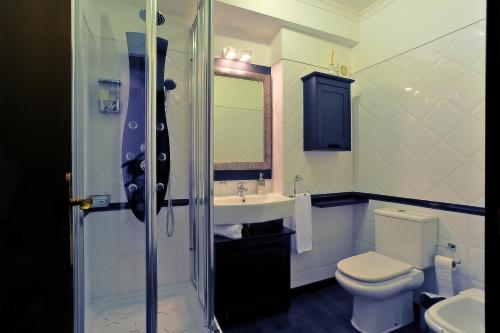 里斯本里斯本客栈公寓的浴室配有卫生间、盥洗盆和淋浴。