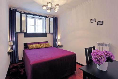 里斯本里斯本客栈公寓的一间卧室,配有一张床和花瓶