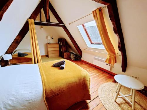 莫尔莱Ty Koeur - Gîte de charme的一间卧室设有一张大床和一个窗户。