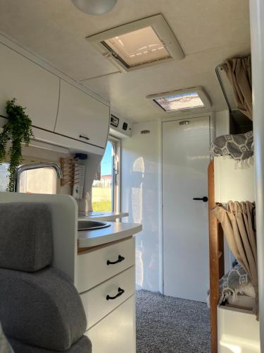 第比利斯Camper Mobile Motorhome的享有rv内部景致,设有厨房