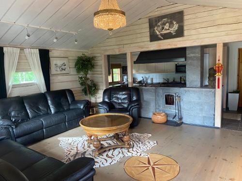 萨翁林纳Log house in Savonlinna的客厅配有沙发和桌子