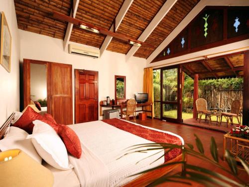库玛拉孔阿巴德维斯普林棕榈酒店的一间卧室,卧室内配有一张大床