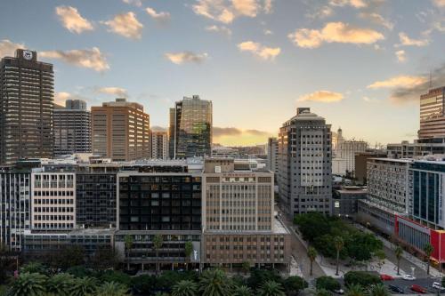 开普敦Radisson Hotel Cape Town Foreshore的享有城市天际线和高楼的景色