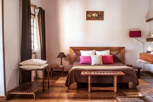 安齐拉贝彩色咖啡厅酒店的一间卧室配有带粉色和白色枕头的床