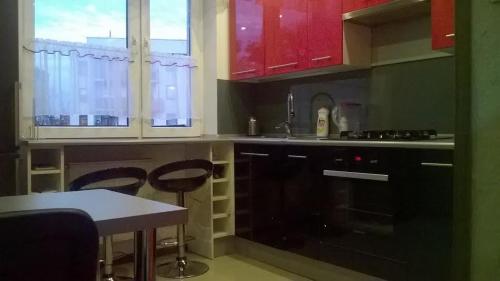 凯尔采Apartament Sandra的厨房配有黑色橱柜和桌椅
