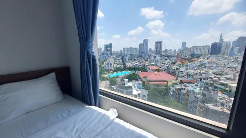 胡志明市Vinh Hoi Apartments - Luxury Apartment Furnished Suites的卧室设有窗户,享有城市美景