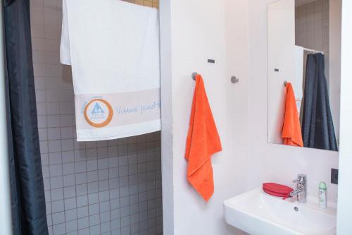 安特卫普安特卫普中央青年旅舍 的浴室墙上挂着橙色毛巾