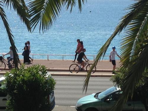 在Le Copacabana Riviera内部或周边骑自行车