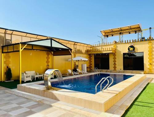 伊尔比德Kareem Resort منتجع كريم的庭院中带游泳池的房子