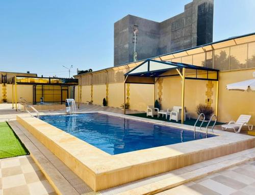 伊尔比德Kareem Resort منتجع كريم的一座大楼顶部的游泳池