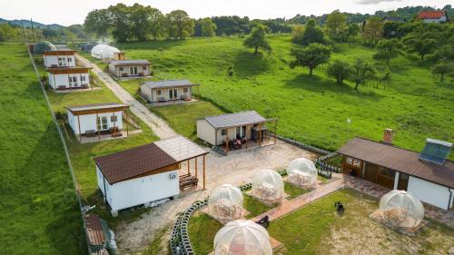 Bughea de SusGarden Village Retreat的享有农场空中景色,设有圆顶房屋