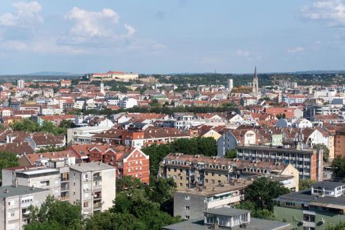 诺维萨德Panoramico Novi Sad的城市景观,拥有许多建筑