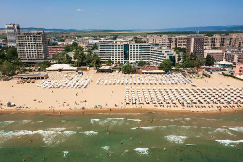 阳光海滩Four Points by Sheraton Sunny Beach的海滩上有很多遮阳伞和人