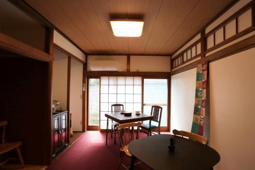 东京花庵旅舍的客房设有桌椅和窗户。