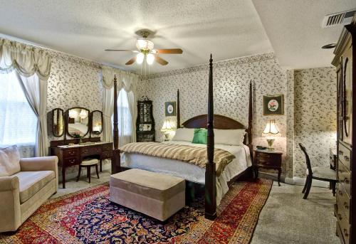 新奥尔良玫瑰庄园住宿加早餐旅馆的一间卧室配有一张床和吊扇