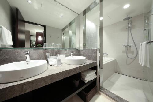 首尔明洞索拉利亚西铁酒店的一间浴室