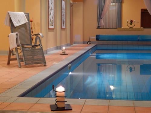 哈沃福卡朱利安德沃尔酒店的游泳池旁设有椅子
