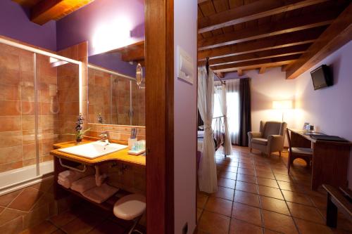 贝梅奥阿提克索拉乡村公寓酒店的客房内设有带水槽和卫生间的浴室