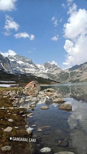 Nikri DhokriNatural Meadows Kashmir的一座白雪覆盖的山湖