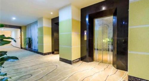 贵阳City Comfort Inn Guiyang Wanda Plaza Jiufu City的大楼内带门的走廊