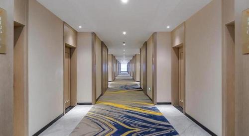 天津Vienna Hotel Tianjin Jinzhong Street的建筑地板上铺着地毯的走廊