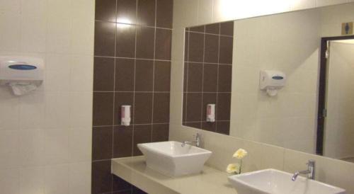 那空拍侬府777 Hometel的浴室设有2个水槽和镜子