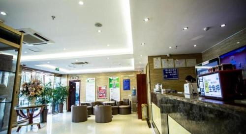 洛阳GreenTree Inn Luoyang Zhongzheng Street Express Hotel的一间带柜台的餐厅以及一个带椅子的酒吧