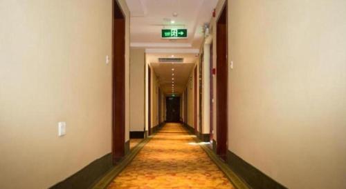 洛阳GreenTree Inn Luoyang Zhongzheng Street Express Hotel的长长的走廊,长长的走廊长度