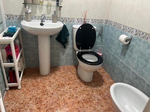 奥里韦拉Casa Sol Vistabella Golf Resort的一间带卫生间和水槽的浴室