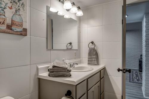 斯蒂尔沃特Prime Location, Perfect Living的白色的浴室设有水槽和镜子