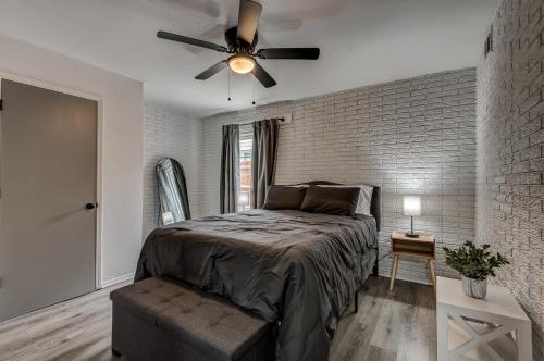 斯蒂尔沃特Prime Location, Perfect Living的一间卧室配有吊扇和砖墙