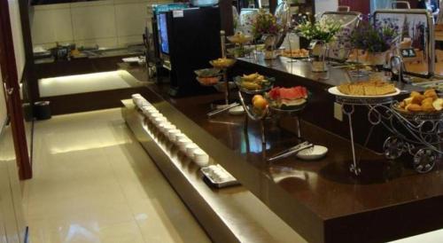 太原GreenTree Inn Taiyuan PinGYAng Road Business Hotel的包含许多食物的自助餐