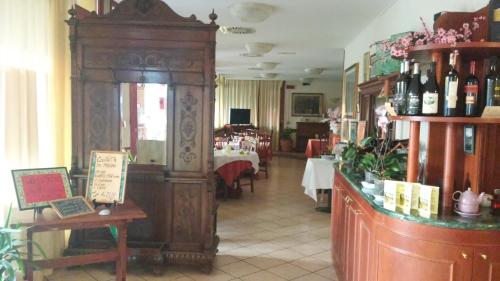 卡萨尔普斯泰尔伦戈Hotel Due Fontane的餐厅设有配有带酒瓶的桌子的房间