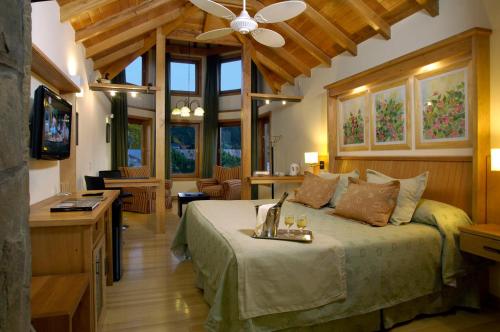 圣马丁德洛斯村舍酒店的一间卧室配有一张床和吊扇