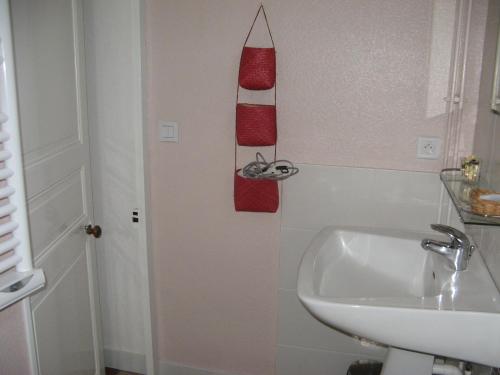 莫桑克斯拉皮蒂特芒格斯度假屋的浴室设有白色水槽和墙上的红色物体
