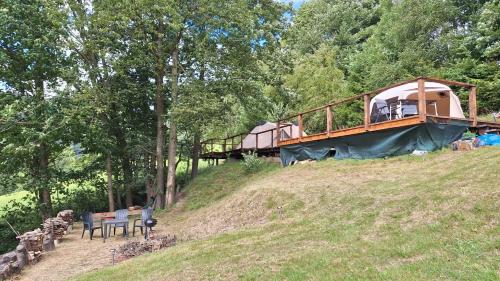 罗斯诺夫·波德·拉德霍斯滕Glamping Rožnov的山顶上带桌椅的房子