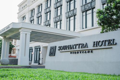 万象Souphattra Hotel Vientiane的大楼前的酒店标志