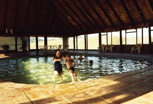 德尔斯特鲁姆伊兰德斯科鲁弗鳟鱼农场的游泳池里的男人和女人
