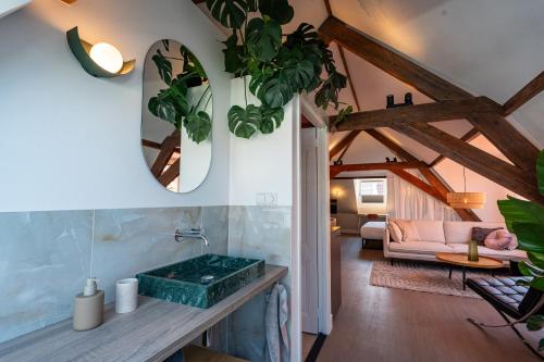 海牙Stylish studio - Den Haag - Between city center & the beach - The King Swiete的一间带绿色水槽的浴室和一间客厅