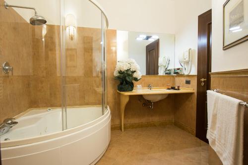 阿格里真托德拉瓦莱酒店的带浴缸和盥洗盆的浴室
