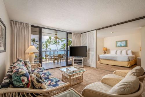 科纳雅诗顿科纳海边酒店的带沙发、床和电视的客厅