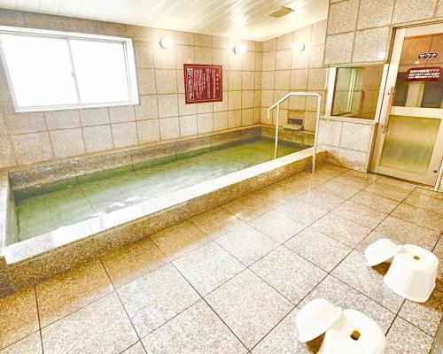 仓敷Kurashiki Ekimae Universal Hotel的浴室设有带浴缸的浴室。