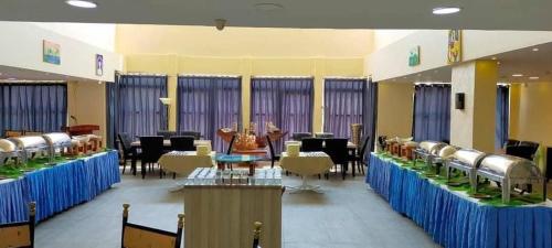 Al MukhaybahSah Al Noum Hotel & Resort的大楼内带桌椅的等候室