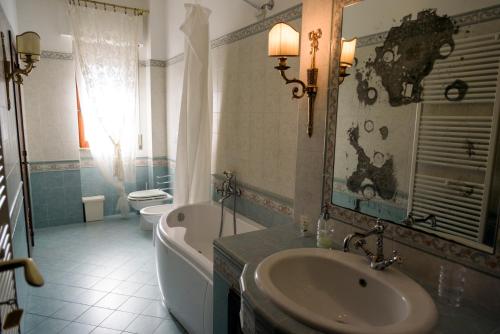 塔兰托罗莎德翁蒂住宿加早餐酒店的一间带水槽、浴缸和卫生间的浴室