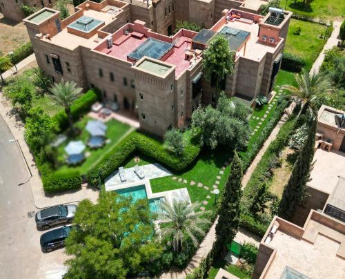 马拉喀什Villa Riad Sultana - Piscine privée的享有大房子空中美景,设有庭院