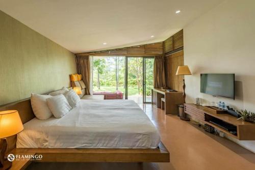 Phúc YênĐại Lải Resort - Lake view villa的一间卧室配有一张大床和电视